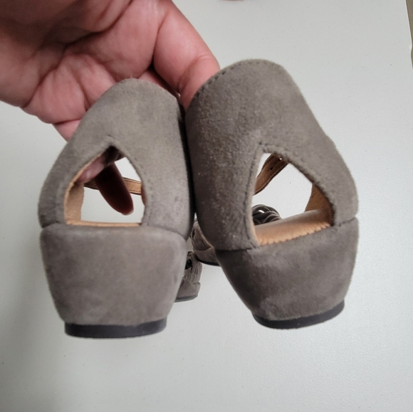 Gentle Souls By Kenneth Cole Women's Lily Knot Sandals. - Picture 9 of 11